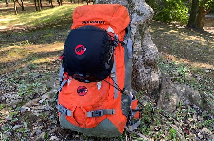 ヘルメットホルダーを使ってザックに固定したヘルメット