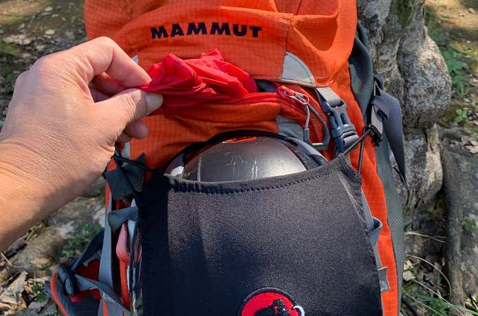 ヘルメットホルダーを付けたことでフロントポケットにアクセスしにくくなった様子