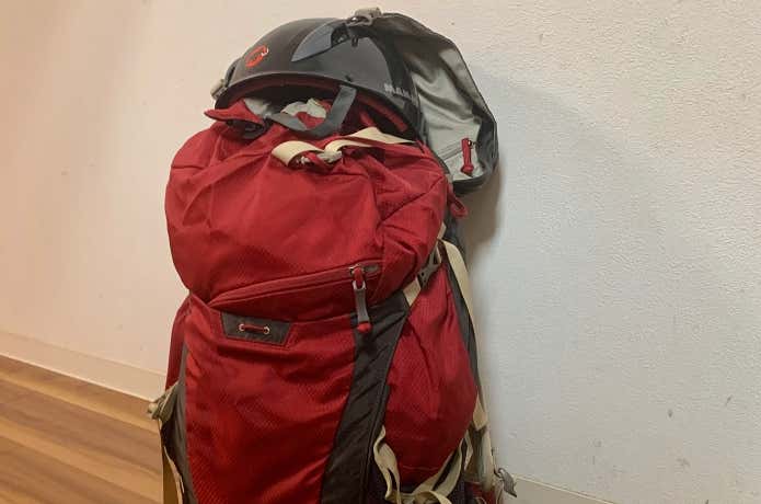 荷物がいっぱいでヘルメットが収納できないザック