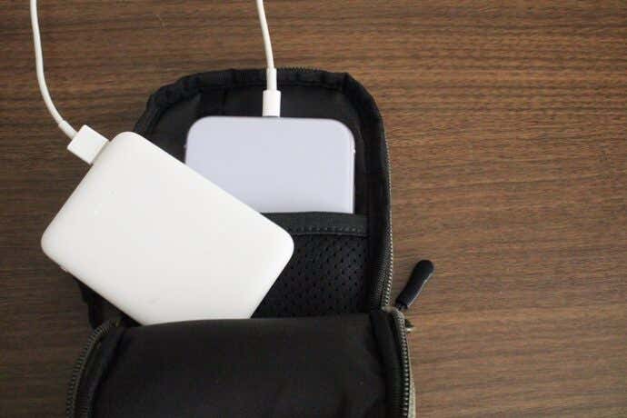 モバイルバッテリーとスマートフォンを収納した状態のポーチ