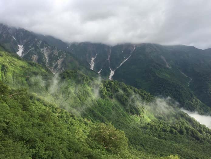 夏の午後　悪天候の山