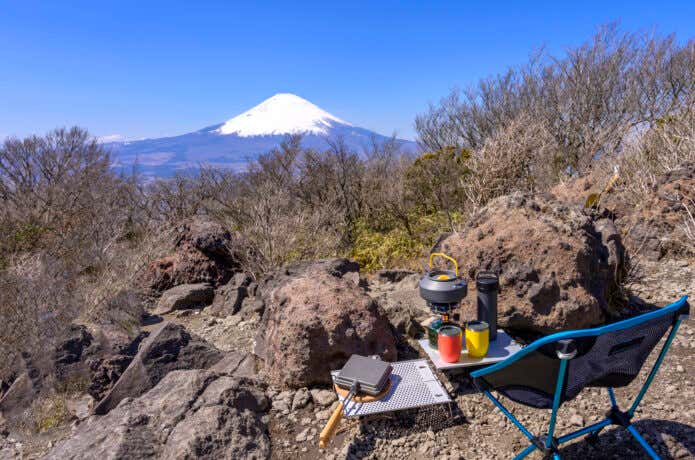登山中の椅子での休憩