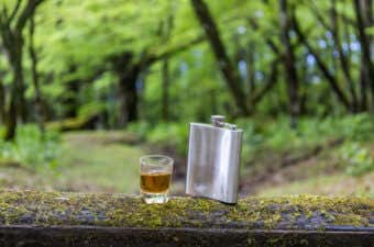 【2025年】スキットルおすすめ20モデル！お酒好きのハイカーやキャンパーに