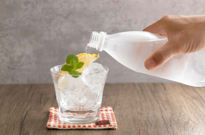 氷に注ぐ炭酸水