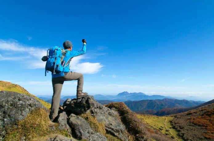 正しくバックパックを背負っている登山者