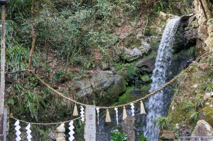 紅葉時期の琵琶滝(高尾山)