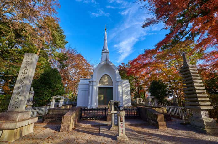 紅葉に映える高尾山仏舎利塔