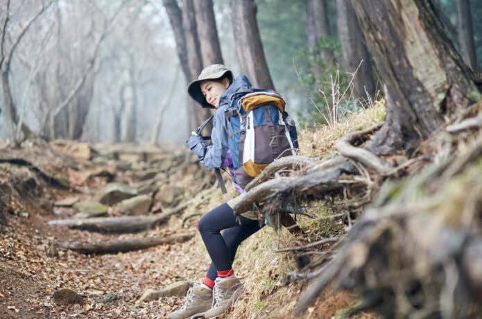 バックパックを下ろして休憩中の登山者