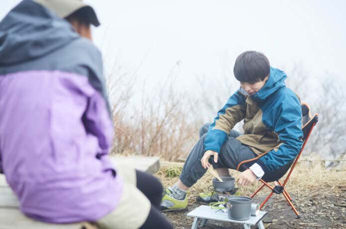 登山の途中で椅子で休憩する人