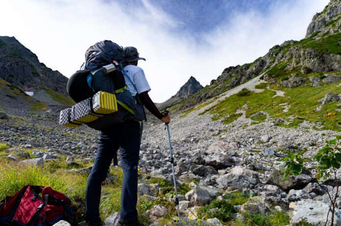 大型バックパックを正しく背負う登山者