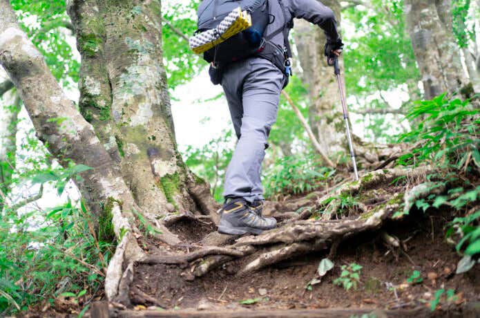 登山中に肩や腰に痛みを感じる登山者