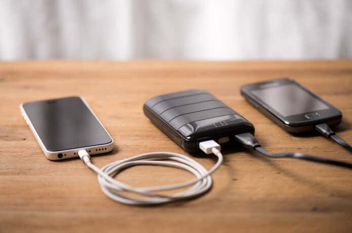 モバイルバッテリーで複数同時充電している様子