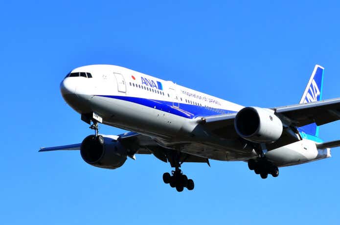 空を飛ぶ飛行機