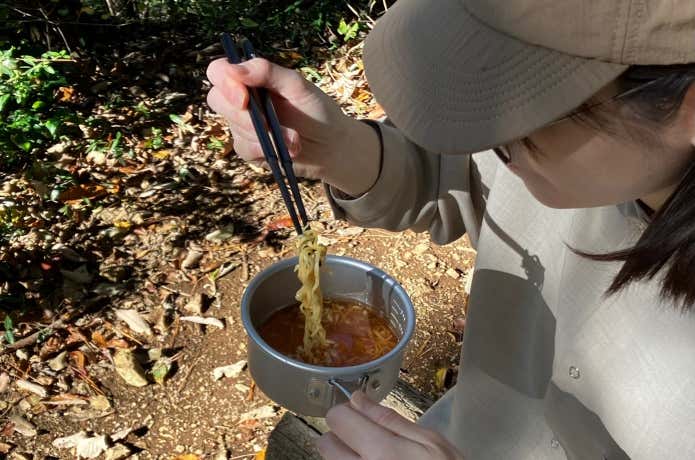 スタックイン カトラリーセットで山ごはんを食べる登山者