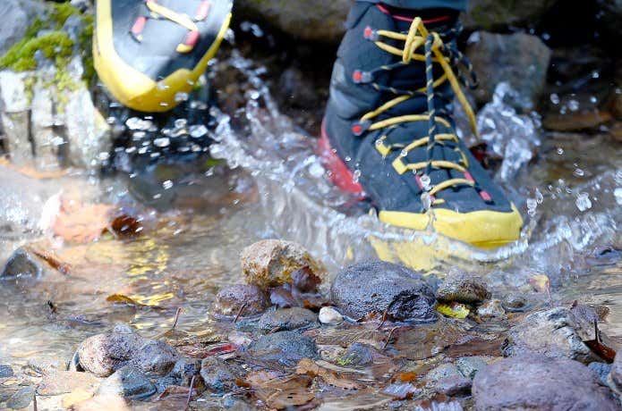 スポルティバ エクイリビウム 水場を歩く