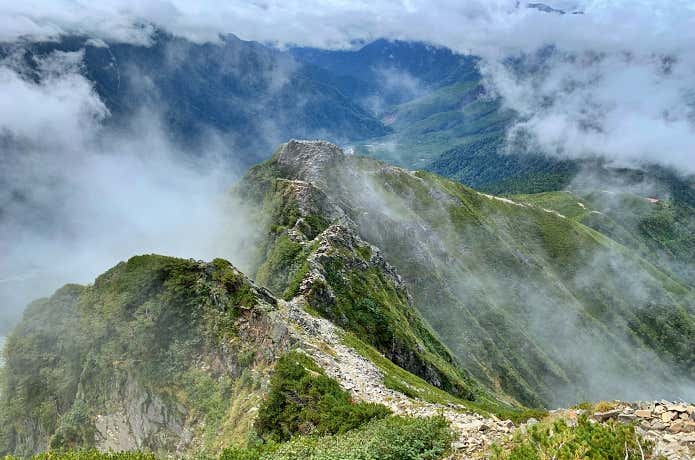 ヘルメットは今や岩稜登山の必須アイテム