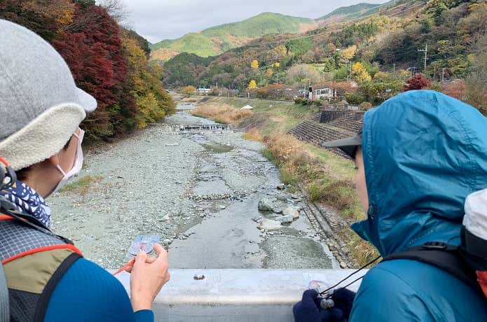 鉄製の欄干近くでは磁針に誤差が出ることも