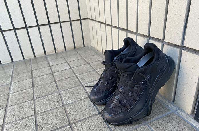 陰干ししているローカットのトレッキングシューズ