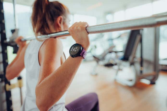 SUUNTO RACEを身に着けてトレーニングする人