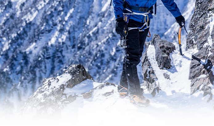 エバーブレス®アルパインゲイターを着用した登山者