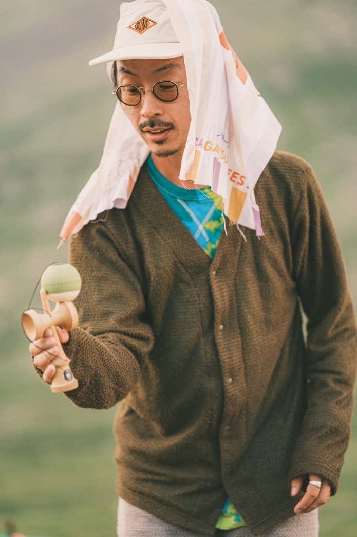 山でけん玉をするログ男さん