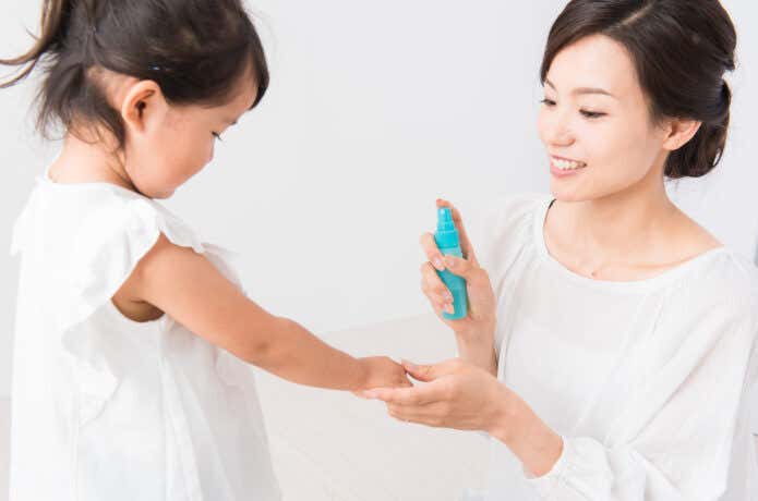 虫除けスプレーをかける親子