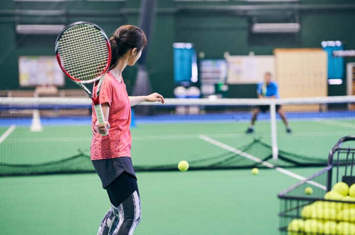 テニスでスポーツタイツを着用している人