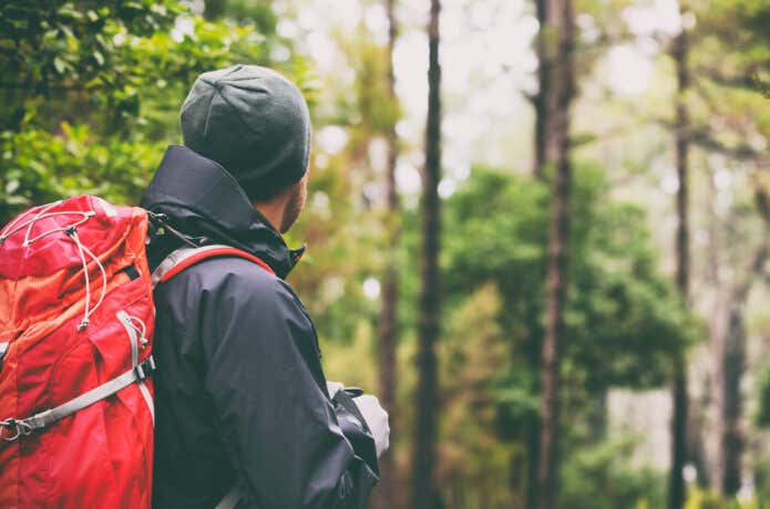レインウェアを着た登山者