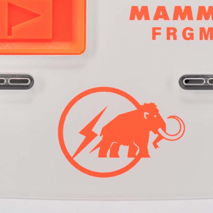 FRGMT×MAMMUTのスペシャルロゴデザイン
