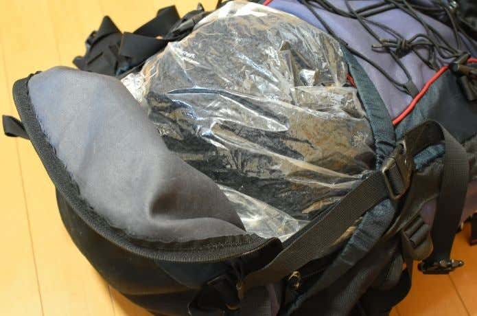 ザック下部から荷物にアクセスする様子