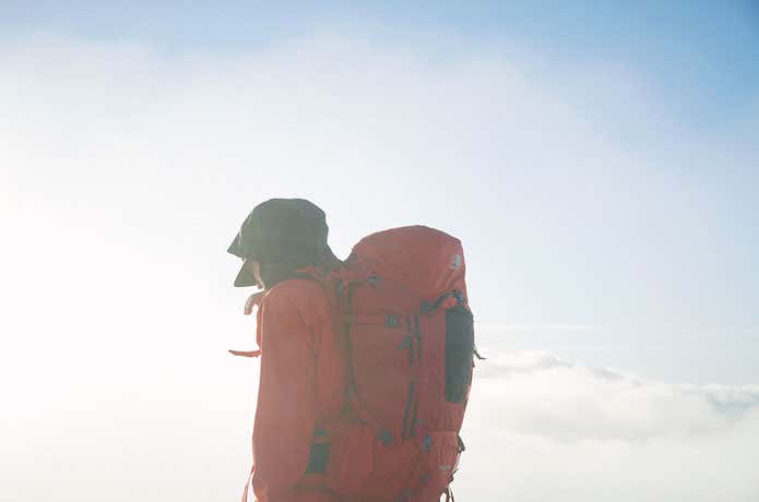 登山をする男性の後ろ姿