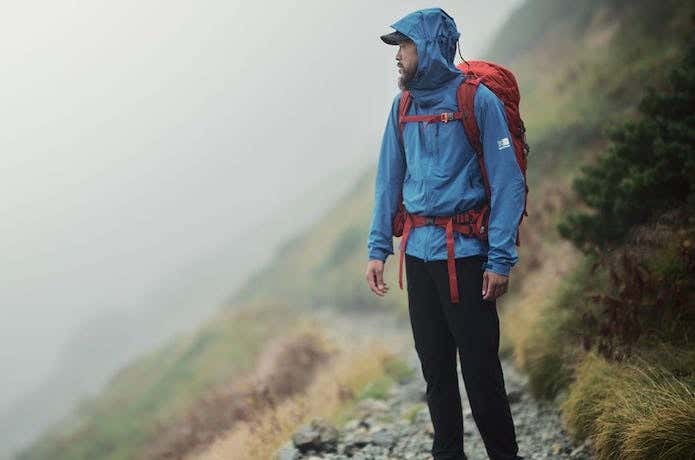 雨天の中登山をする男性