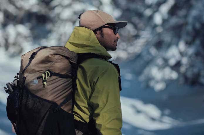雪山で登山をする男性の横顔