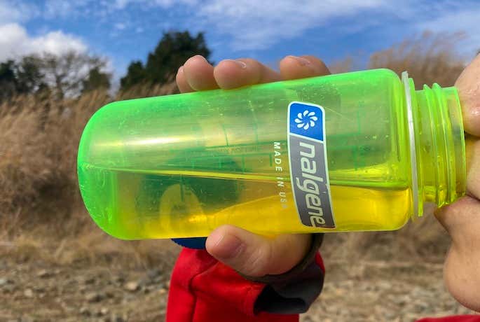 プラスチックボトルから直接飲む様子