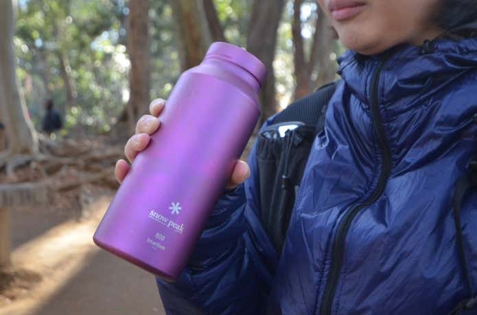 チタンボトルから直接水分を飲もうとしている様子