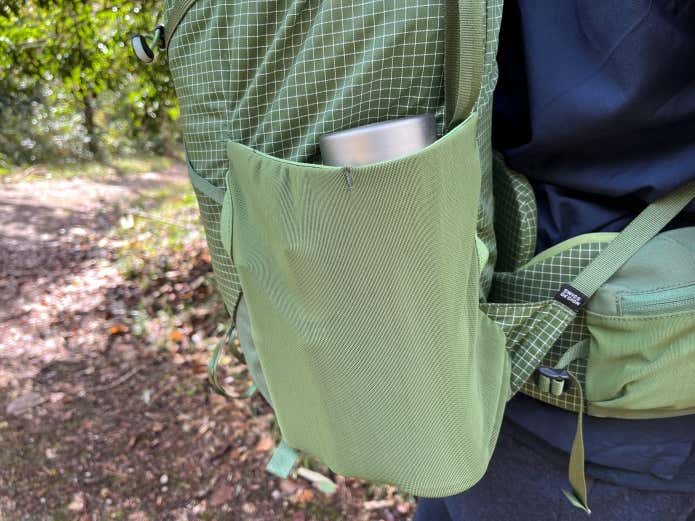 登山ボトルをサイドポケットに収納した様子