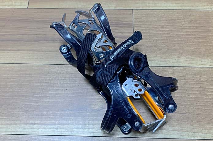 両足の刃を向かい合わせて収納