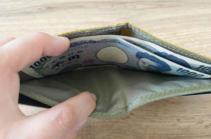 フラットワレットのお札入れ