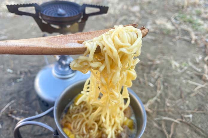 登山コップで食事