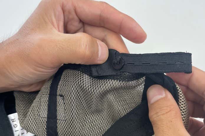 マイルストーンのキャップをボタンで調節する様子