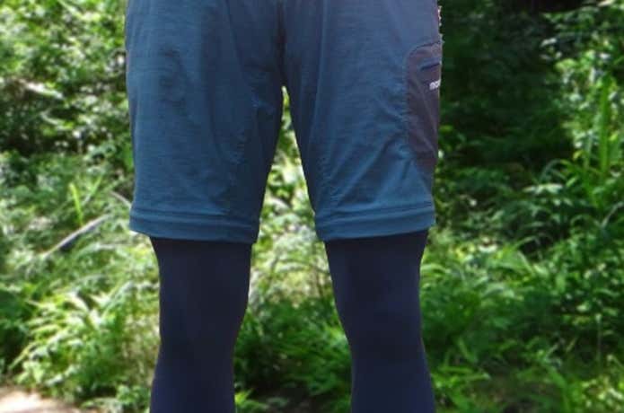 コンプレッションタイツを着た正面立ちする人