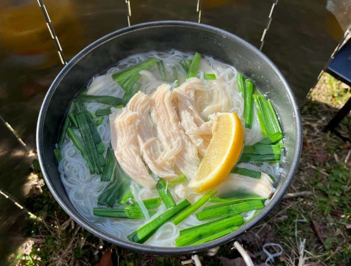 簡単山ごはん（サラダチキンのフォー）