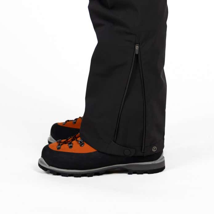 GORE-TEX インシュレーテッド アルパインパンツ Men’sを履く人