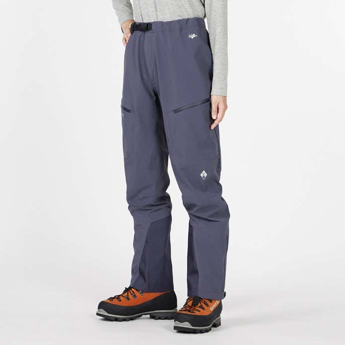 アルパインパンツを履く女性