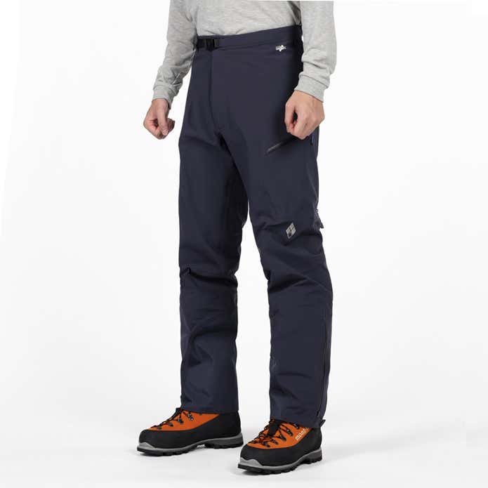 ライトアルパインパンツを履く男性