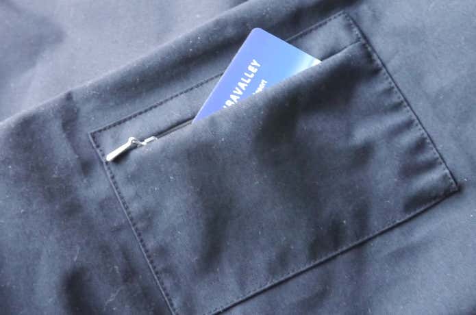 スノボウェアのリフト券用ポケット