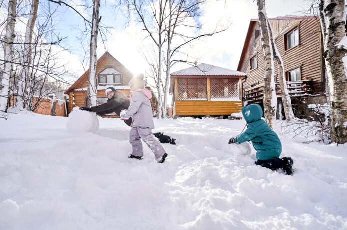 雪遊びする子供たち