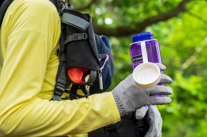 水分補給をする登山者