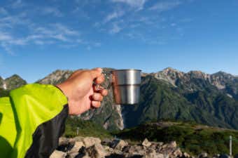 登山におすすめのコップ特集2025！保温・保冷効果や直火OKも