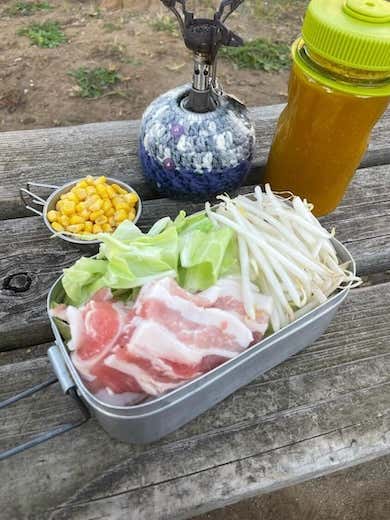 みそ、酒、鶏がら顆粒、コチジャン、水を混ぜて鍋つゆの素を作る。